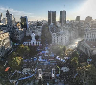 Docentes, estudiantes y gremios marcharon para reclamar por el financiamiento a las universidades